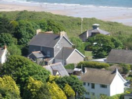 Hollies is a self-catering holiday cottage in Horton, Gower