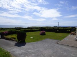 The front garden and driveway at Faircroft, Rhossili